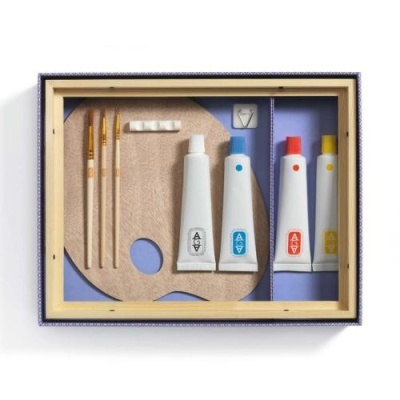 Conjunto de pintura com paleta de madeira, tubos de tinta coloridos e pincéis numa caixa azul-roxa