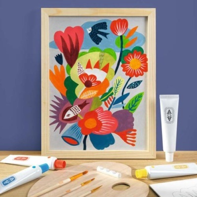 Quadro com pintura floral colorida e materiais de pintura numa mesa