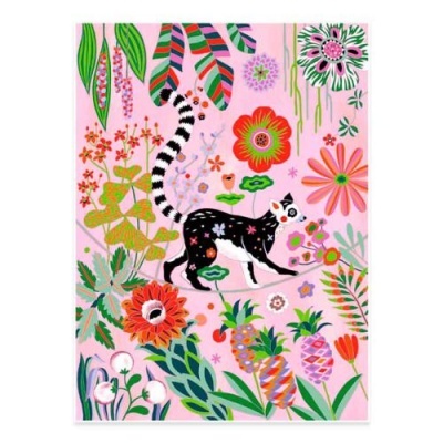 Ilustração de lémure preto e branco com flores e folhas coloridas num fundo rosa