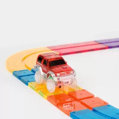 Veículo de brinquedo vermelho numa pista de plástico colorida