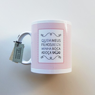 Caneca "Quem meus filhos beija minha boca adoça"