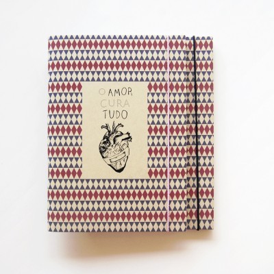 Caderno A5 "O amor cura tudo"