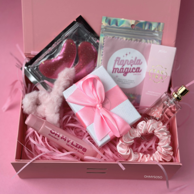 Conjunto de produtos de beleza em caixa cor-de-rosa com acessórios e embalagens rosa.
