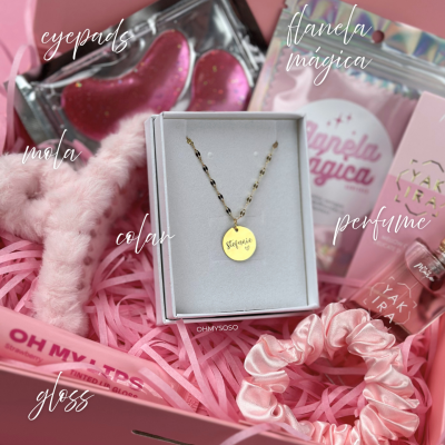 Caixa rosa com eyepads cor-de-rosa, faixa de cabelo, colar dourado, flanela mágica, perfume e gloss