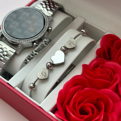Relógio prateado, pulseira com corações gravados e rosas vermelhas em caixa de presente