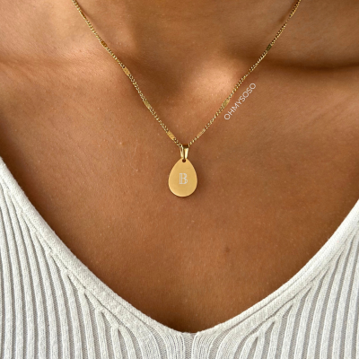 Colar dourado com pendente em forma de gota e letra B gravada