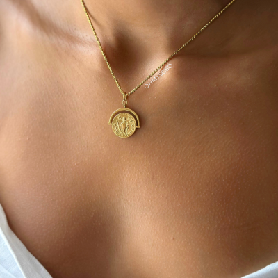 Colar dourado com pendente redondo com imagem gravada