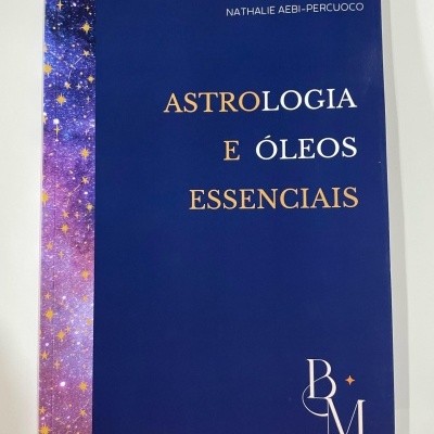 Capa de livro azul com padrão de estrelas e texto ASTROLOGIA E ÓLEOS ESSENCIAIS