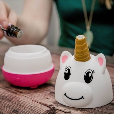 Difusor de aroma unicórnio branco com chifre dourado e base rosa