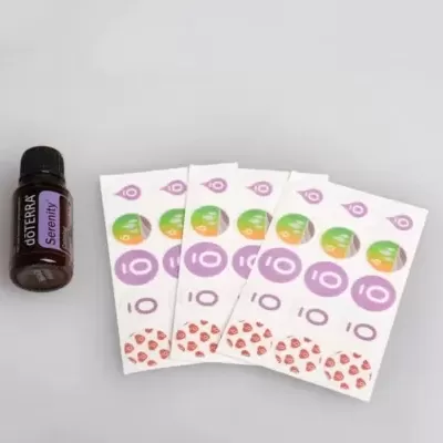 Frasco de óleo essencial doTERRA Serenity com cinco embalagens brancas coloridas
