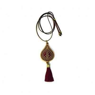 Colar com pendente em madeira e borla bordô