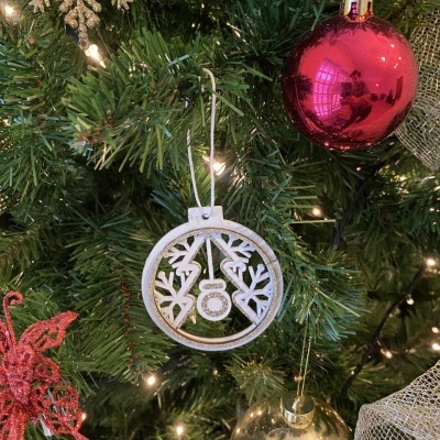 Ornamentos de Natal pendurados em árvore verde