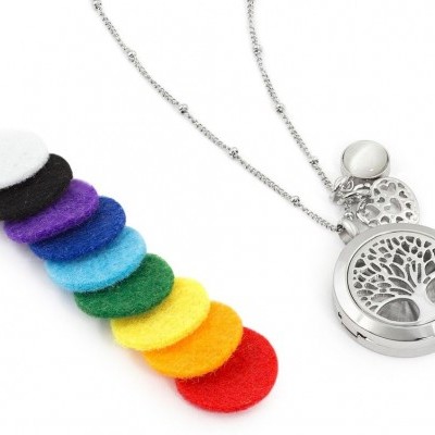 Colar prateado com pendente em forma de círculo com árvore e filtros coloridos de feltro