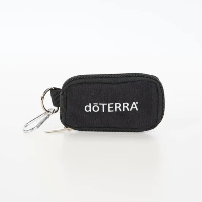Bolsa pequena preta com fecho e logo dōTERRA