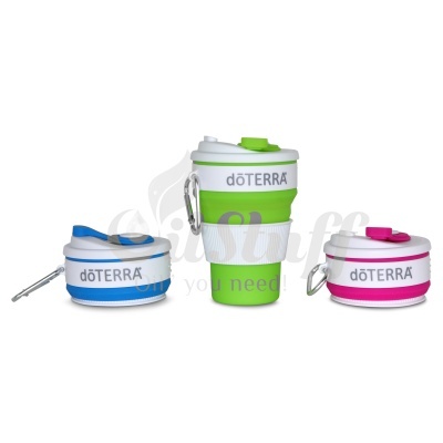 Três copos dobráveis de silicone dōTERRA em verde, azul e rosa com tampas brancas