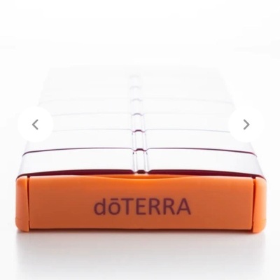 Caixa branca e alaranjada com texto doTERRA