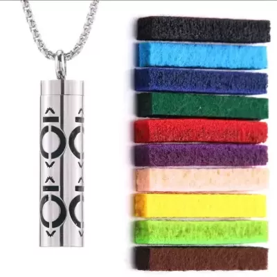 Colar prateado com pingente cilíndrico e esponjas coloridas alinhandas.