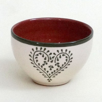 Taça pequena de cerâmica com decoração em forma de coração cinza exterior e interior vermelho