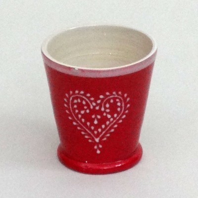 vaso de cerâmica vermelho com coração branco