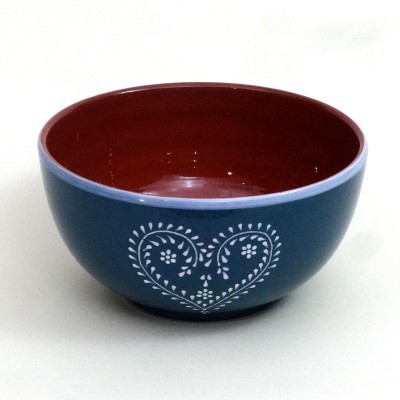 Tigela azul com interior vermelho e padrão branco em forma de coração