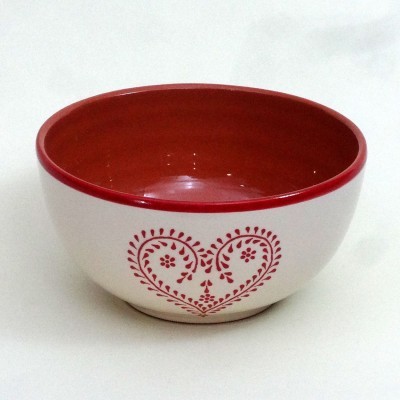 Taça de cerâmica branca com interior e borda vermelha e padrão de coração vermelho exterior