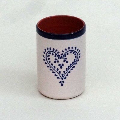 Caneca branca com decoração de coração azul e interior vermelho
