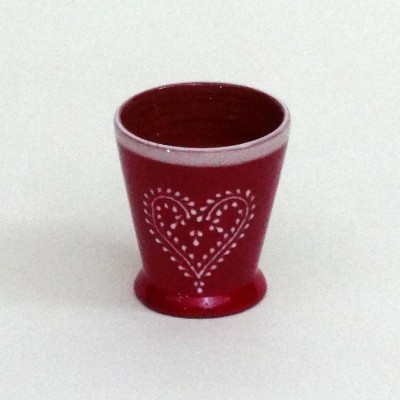 Copo vermelho com coração branco pintado à mão
