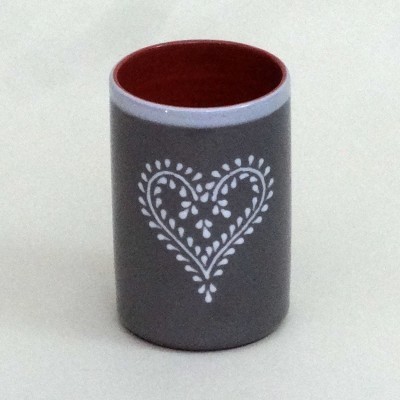 Caneca de cerâmica cinza com coração branco e interior vermelho