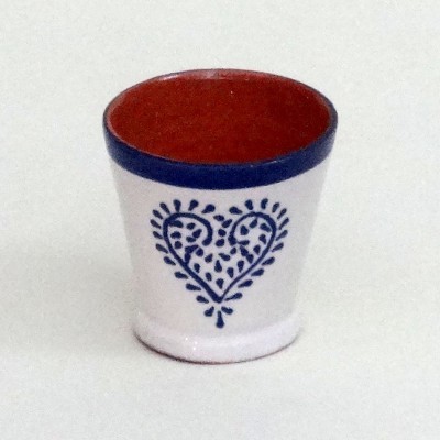 Copo pequeno de cerâmica com padrão azul em forma de coração