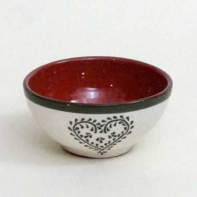 Taça de cerâmica branca com interior vermelho e padrão de coração cinzento