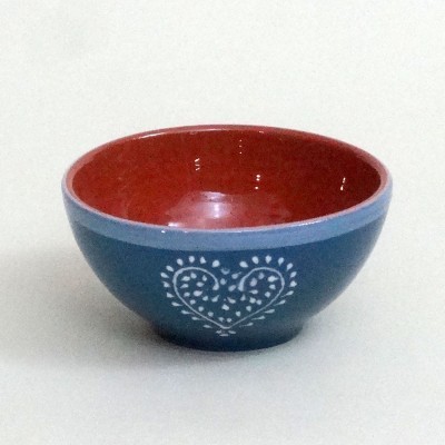 Taça cerâmica vermelha por dentro azul com padrão branco em forma de coração