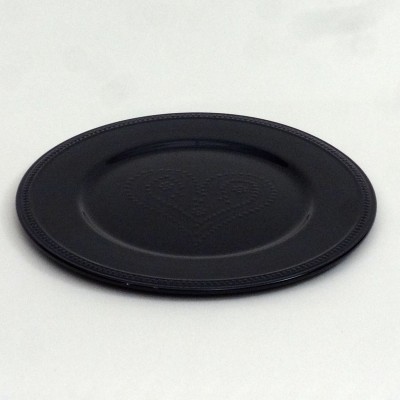 Prato oval preto com padrão de coração e borda decorativa