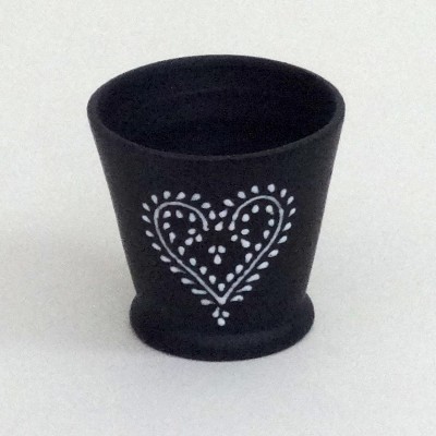 Vaso pequeno preto com coração branco pintado