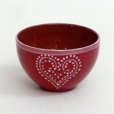 Copo vermelho de cerâmica com coração branco pintado