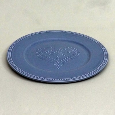 Prato oval azul em cerâmica com padrão de coração perfurado no centro