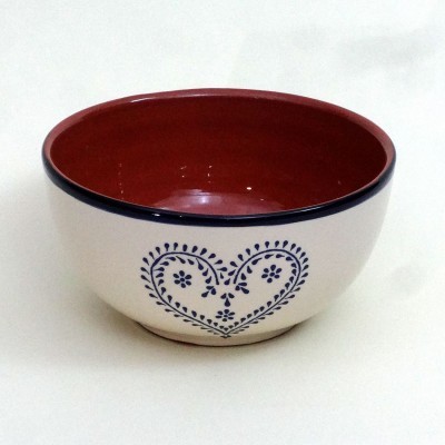 Tigela cerâmica branca com padrão azul em forma de coração e interior vermelho
