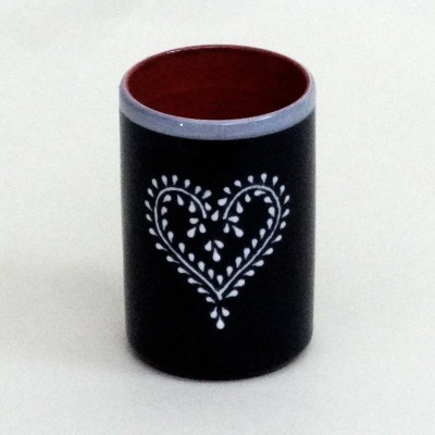 Caneca preta com coração branco e interior vermelho