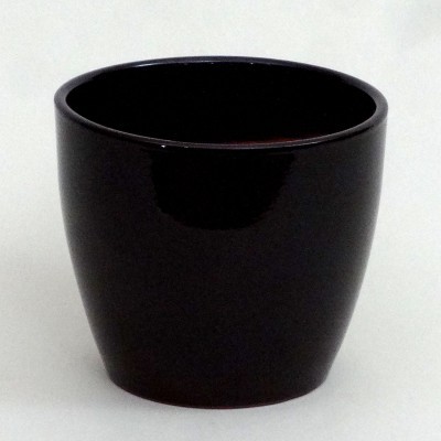 Vaso preto brilhante de cerâmica sobre fundo branco
