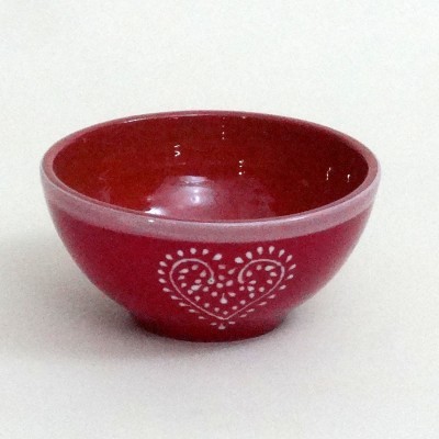 Taça de cerâmica vermelha com coração branco pontilhado