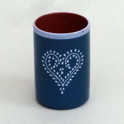 Caneca ou copo azul com coração branco e interior vermelho