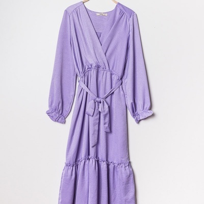Vestido comprido lilás com cinto e mangas compridas