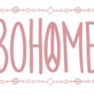 Logótipo BOHOME com penas e símbolo de paz em cor-de-rosa