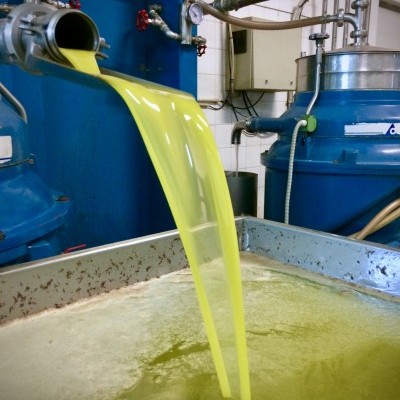 Fluxo de líquido amarelo-esverdeado numa tubulação em ambiente industrial.