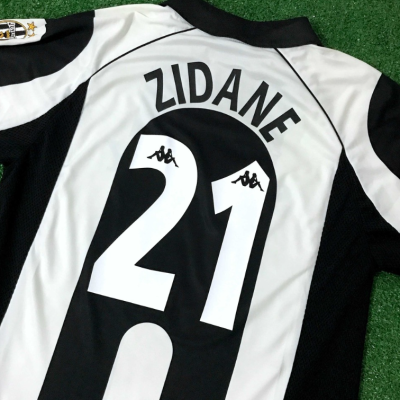 Camisola de futebol preta e branca com nome ZIDANE e número 21