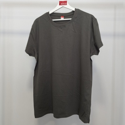 Camiseta cinzenta escura com gola redonda num cabide branco com etiqueta IMAGE