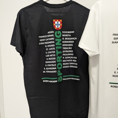 Camisola preta com lista de nomes e escudo colorido