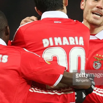 Camisola de futebol vermelha com nome DIMARIA e número 20 nas costas