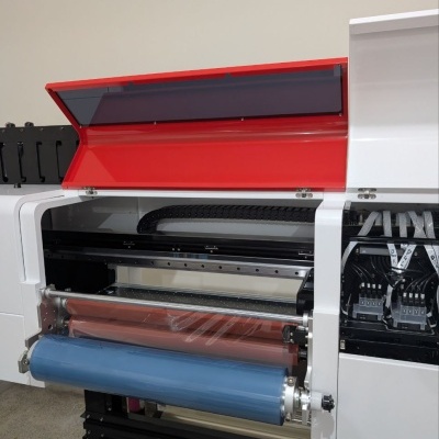 Impressora industrial com rolos e tampa vermelha aberta