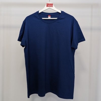 T-shirt azul escura de manga curta pendurada num cabide branco.