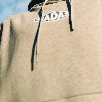 Casaco bege com capuz e logo ADASH em destaque